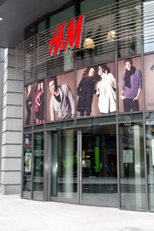 Téléchargez les photos : Entrée du magasin Hennes & Mauritz à Oslo, Norvège - en image libre de droit