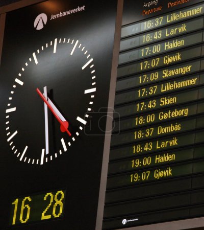 Téléchargez les photos : Tableau de départ à la gare d'Oslo - en image libre de droit