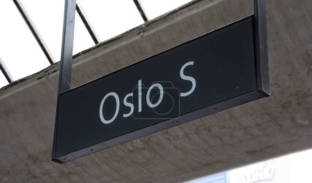 Téléchargez les photos : Le panneau de l'arrêt de train Oslo S à Oslo, Norvège - en image libre de droit