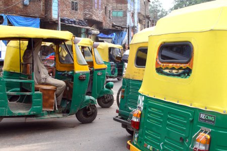 Téléchargez les photos : Tuk tuks parking dans la rue en Inde. - en image libre de droit