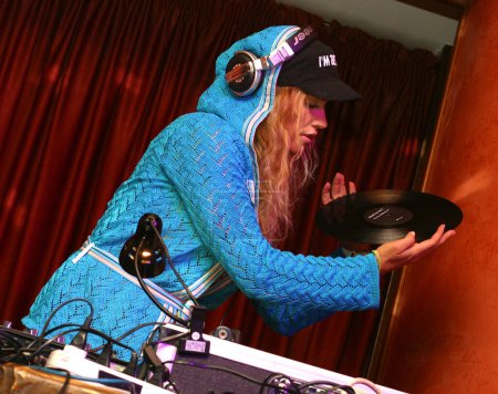 Téléchargez les photos : DJ Benzina cool et lumineux avec ensemble musical à la fête - en image libre de droit