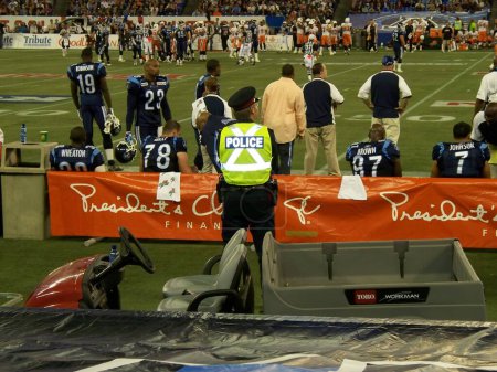Téléchargez les photos : La police au match de football - en image libre de droit