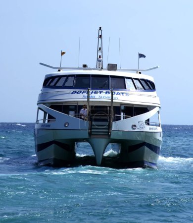 Foto de Barco volador en mar azul - Imagen libre de derechos