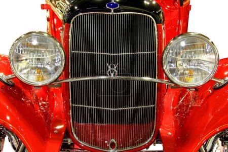 Foto de Rojo antiguo coche sobre fondo blanco - Imagen libre de derechos