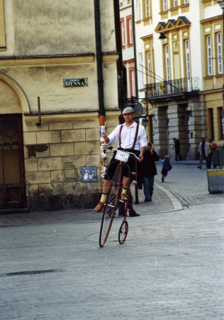 Téléchargez les photos : Man on old bicycle riding on the street - en image libre de droit