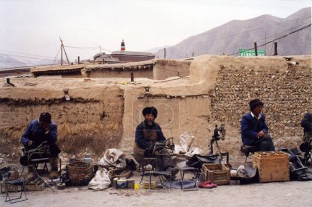 Téléchargez les photos : Close-up shot of Tibetan Merchants on street - en image libre de droit
