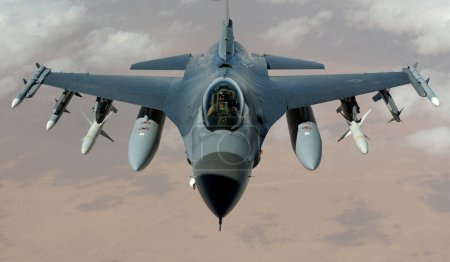 Foto de F-16 Fighting Falcon volando en el cielo - Imagen libre de derechos