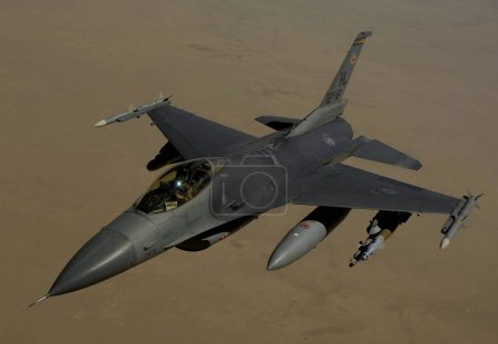 Foto de F-16 Fighting Falcon volando en el cielo - Imagen libre de derechos