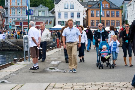 Téléchargez les photos : Tourists walking on a pier in norway - en image libre de droit