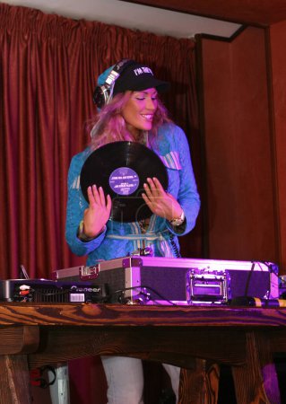 Téléchargez les photos : DJ Benzina cool et lumineux avec ensemble musical à la fête - en image libre de droit