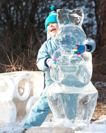 Téléchargez les photos : Jeune garçon souriant et posant néa figure de glace - en image libre de droit