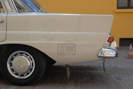 Téléchargez les photos : Ancienne voiture sur la rue de la ville - en image libre de droit