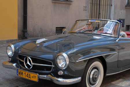 Téléchargez les photos : Ancienne voiture sur la rue de la ville - en image libre de droit