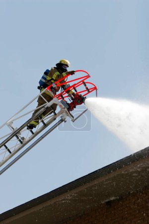 Téléchargez les photos : Pompiers au travail, concept de lutte contre l'incendie - en image libre de droit