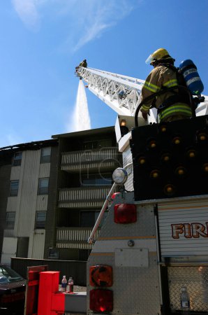 Téléchargez les photos : Pompiers au travail, concept de lutte contre l'incendie - en image libre de droit