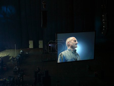Téléchargez les photos : Phil Collins en concert à Moscou - en image libre de droit