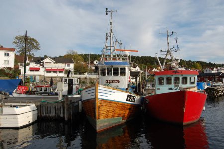 Téléchargez les photos : Bateaux de pêche dans le port d'Oslo - en image libre de droit