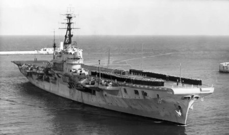 HMS Illustrious, schwarz-weiß auf Naturhintergrund