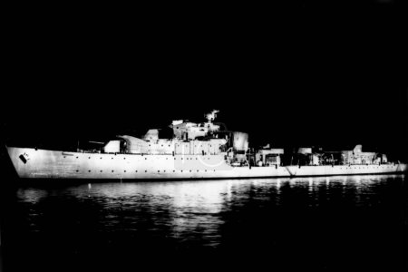 Foto de Acorazado de la Segunda Guerra Mundial en Malta por la noche - Imagen libre de derechos