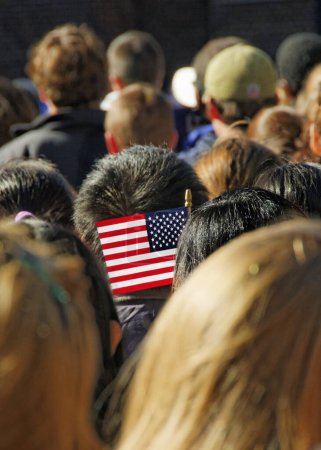 Téléchargez les photos : Vue arrière du drapeau américain dans la foule - en image libre de droit