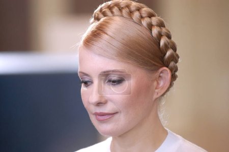 Foto de Yuliya Tymoshenko mujer en el evento en el fondo, de cerca - Imagen libre de derechos