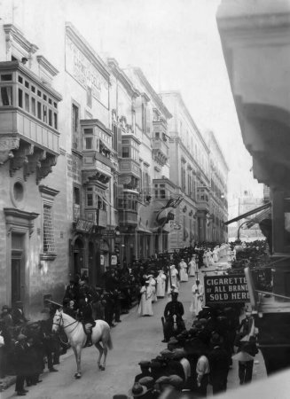 Foto de Foto retro de la procesión de la horca en la ciudad - Imagen libre de derechos
