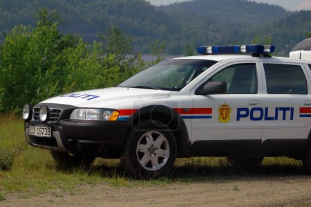 Téléchargez les photos : Voiture de police norvégienne près du lac - en image libre de droit
