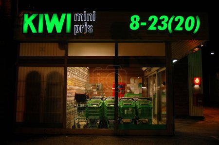 Téléchargez les photos : Kiwi néon signe sur la façade du bâtiment - en image libre de droit