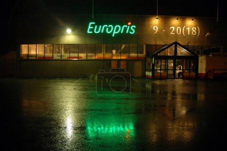 Téléchargez les photos : Panneau Europris néon sur façade - en image libre de droit