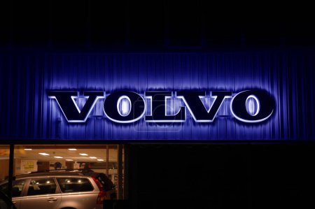 Téléchargez les photos : Panneau Volvo, vue rapprochée - en image libre de droit