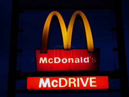 Téléchargez les photos : Panneau McDonald / McDRIVE, vue rapprochée - en image libre de droit