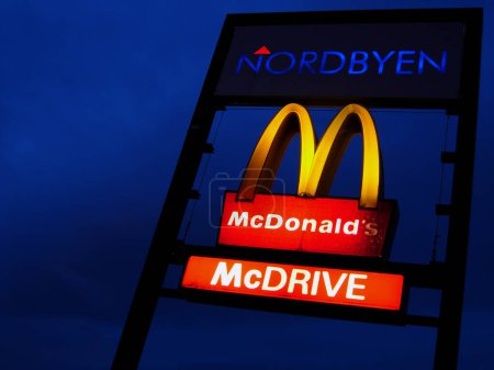 Téléchargez les photos : McDonald's McDRIVE signe - en image libre de droit