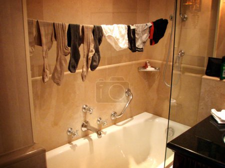 Téléchargez les photos : Intérieur de salle de bain avec design moderne - en image libre de droit