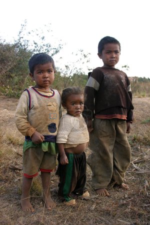 Foto de Retrato de niños africanos pobres - Imagen libre de derechos