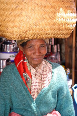 Foto de Mujer de mercado con cesta en la cabeza - Imagen libre de derechos