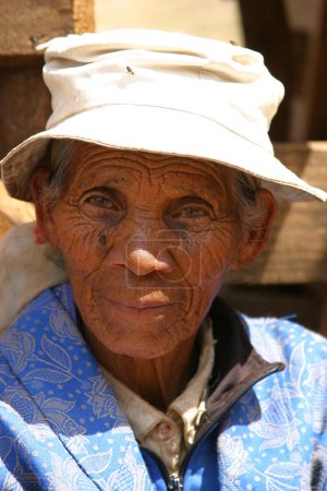 Foto de Anciana posando con sombrero - Imagen libre de derechos