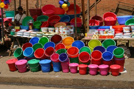 Foto de ¡Compra un cubo nuevo! mercado callejero en Madagascar - Imagen libre de derechos