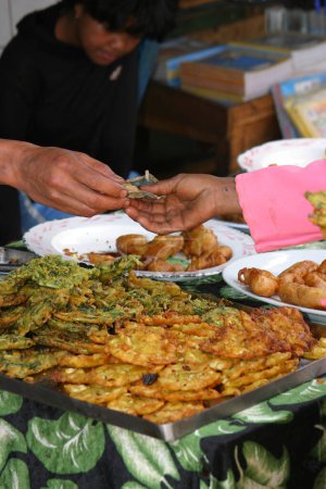 Téléchargez les photos : Acheter de la nourriture au marché de rue - en image libre de droit