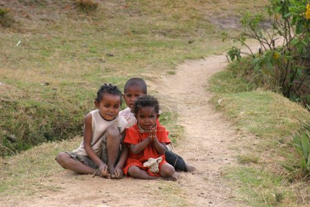 Foto de Retrato de niños africanos pobres - Imagen libre de derechos