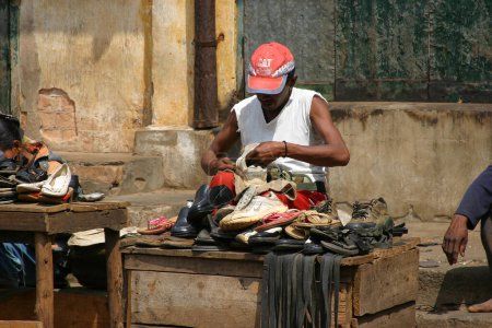 Foto de Hombre de reparación de zapatos en el trabajo - Imagen libre de derechos
