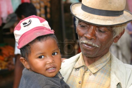 Foto de Orgulloso abuelo con lindo niño - Imagen libre de derechos