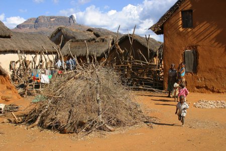Téléchargez les photos : Petit village en madagascar - en image libre de droit