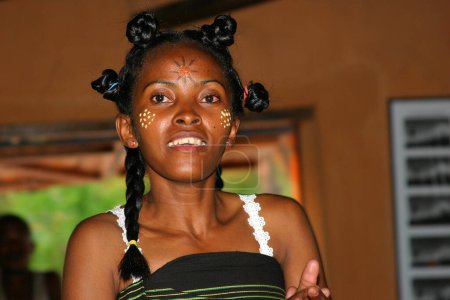 Foto de Mujer joven africana con maquillaje festivo - Imagen libre de derechos