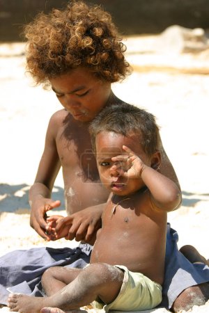 Foto de Niños africanos jugando en la playa - Imagen libre de derechos