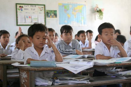 Foto de Los escolares en la lección en Vietnam - Imagen libre de derechos