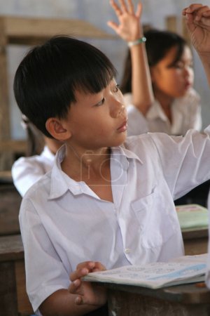 Téléchargez les photos : Les écoliers sur la leçon au Vietnam - en image libre de droit