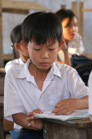 Téléchargez les photos : Les écoliers sur la leçon au Vietnam - en image libre de droit