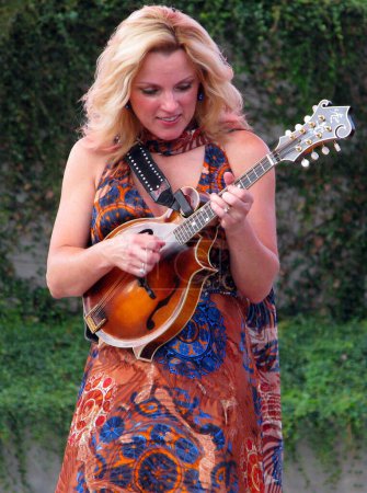 Téléchargez les photos : Rhonda Vincent Jouer à la mandoline en Condado de Montgomery, Texas - en image libre de droit