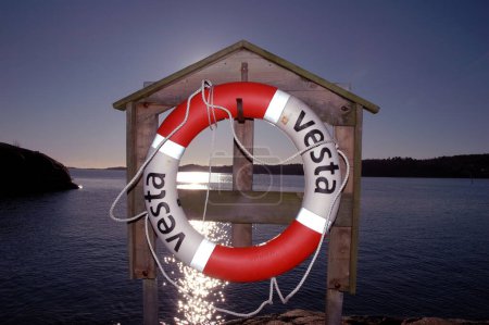 Foto de Anillo de rescate y mar, lugar de viaje en el fondo - Imagen libre de derechos