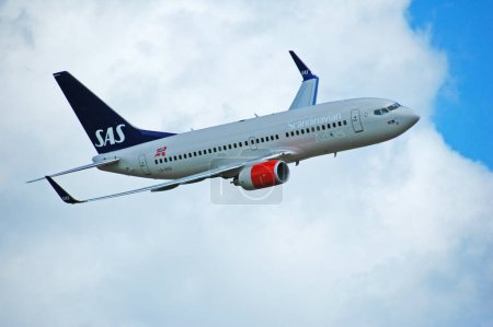 Téléchargez les photos : Scandinavian Airlines volant dans le ciel - en image libre de droit